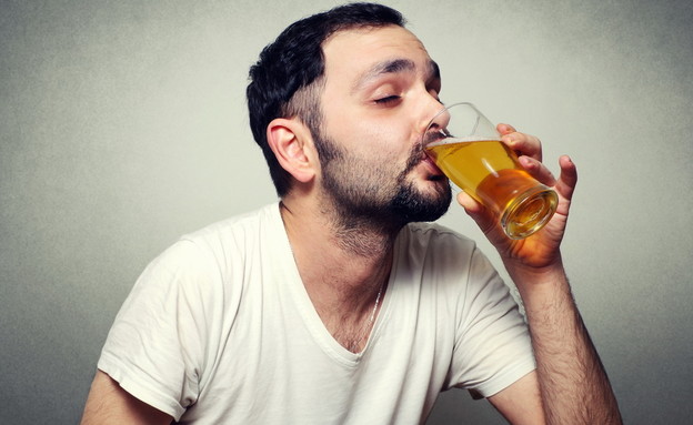 איש שותה בירה  (צילום: By Dafna A.meron, shutterstock)