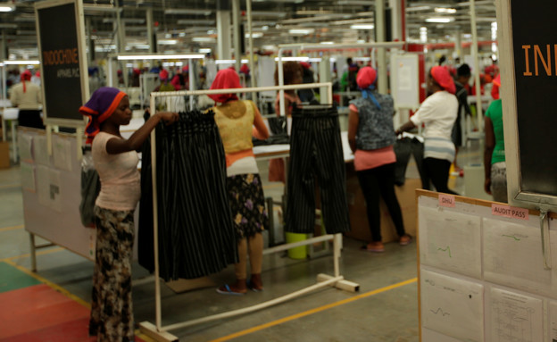 מפעל לייצור בגדים בדרום אפריקה  (צילום: רויטרס_)