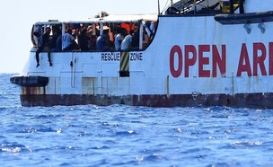 מהגרים על סיפון ספינת הסיוע (צילום: sky news, skynews)
