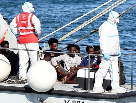 מהגרים על סיפון ספינת הסיוע (צילום: sky news, skynews)