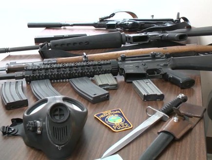 כלי הנשק שנמצאו בביתו של ג'יימס פטריק רירדון (צילום: cnn)