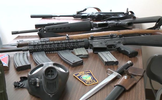 כלי הנשק שנמצאו בביתו של ג'יימס פטריק רירדון (צילום: cnn)