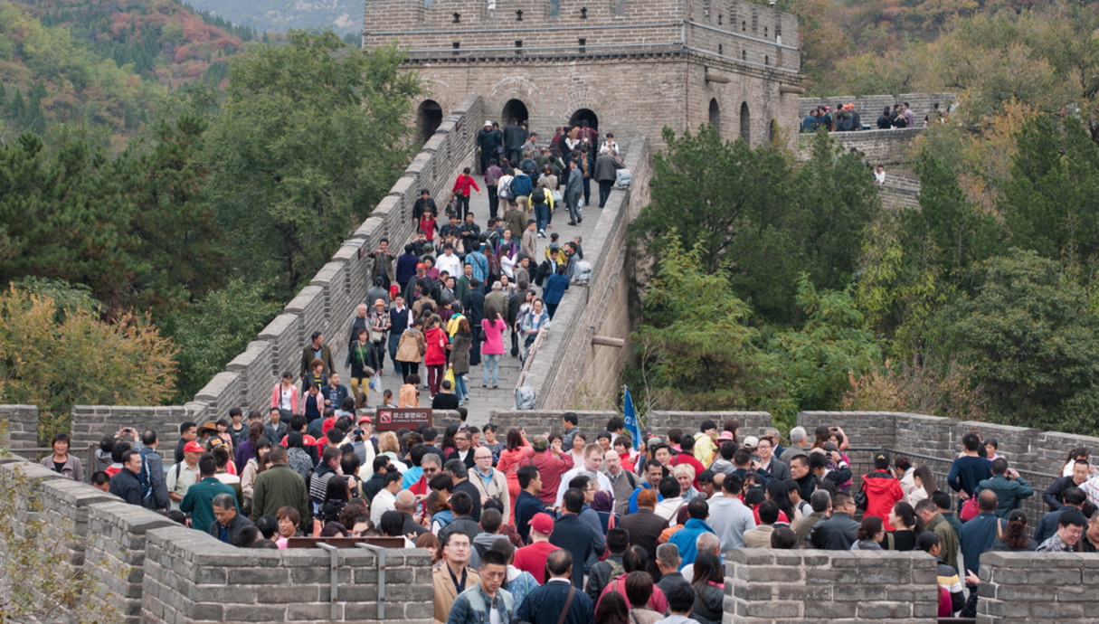 תיירים בחומה הסינית