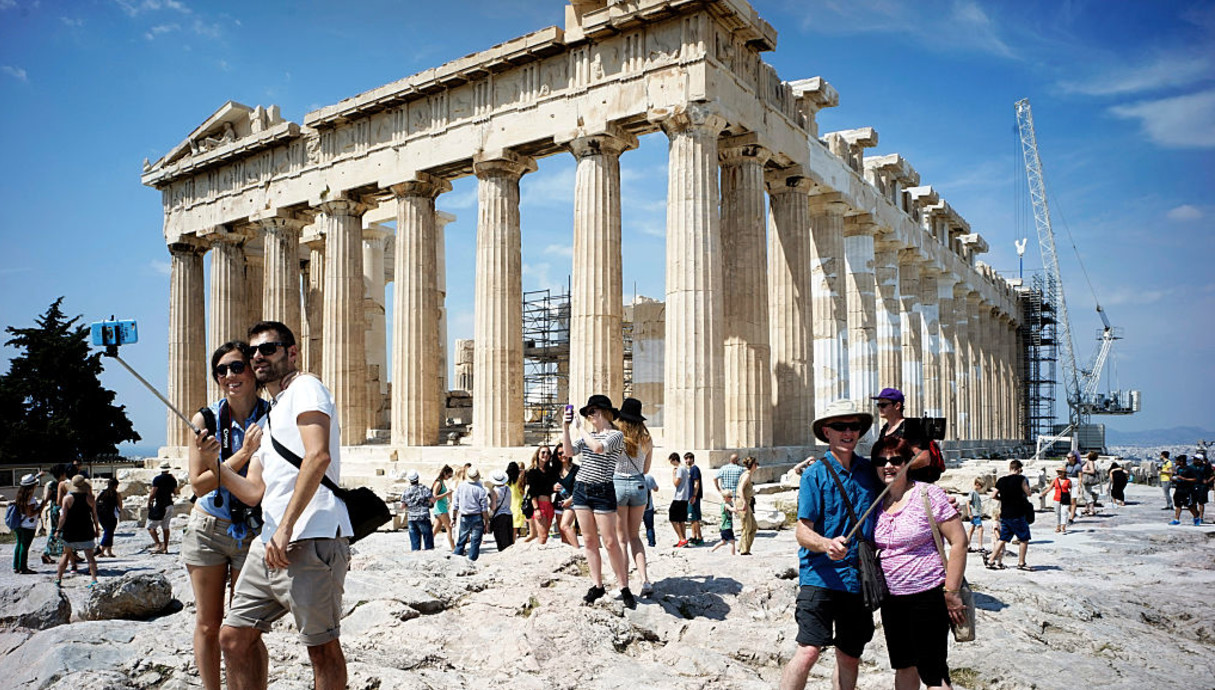תיירים מצטלמים מול מקדש הפרתנון באתונה