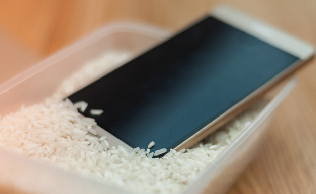 סמארטפון בתוך אורז (צילום:  Veronika Pfeiffer, 123rf)