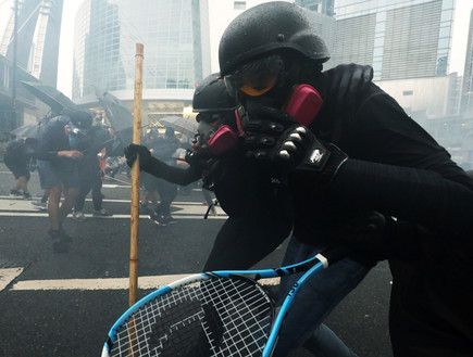 המחאה בהונג קונג, שימוש במחבט טניס‎ (צילום: רויטרס)
