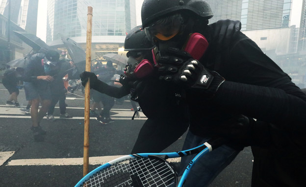 המחאה בהונג קונג, שימוש במחבט טניס‎ (צילום: רויטרס)