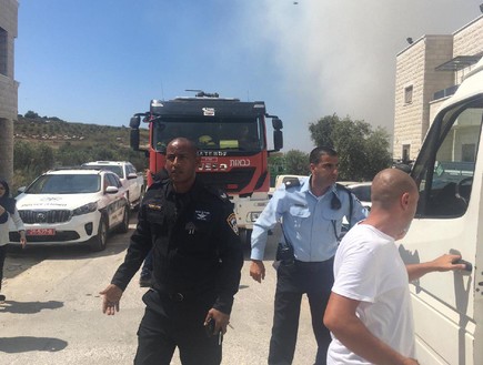 כוחות כיבוי אש בכפר משהד (צילום: דוברות המשטרה)