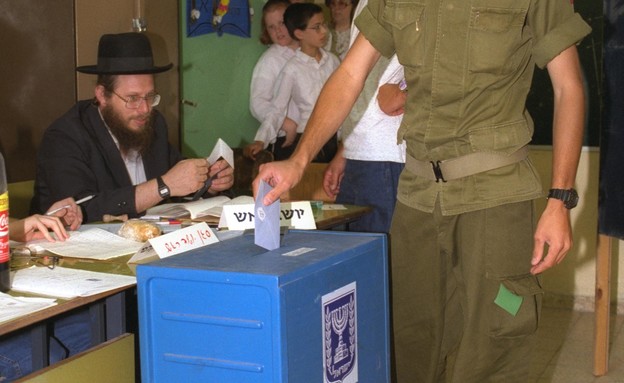 חייל מצביע בבחירות בקלפי (צילום: לעמ, לע