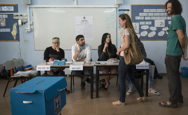מצביעים מחכים בתור בקלפי להצביע (צילום: דניאלה שטרית, פלאש/90 ) מצביעים מחכים בתור בקלפי להצביע (צילום: דניאלה שטרית, פלאש/90 )