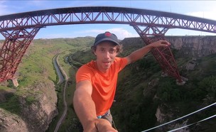 עוצר נשימה: צילם את עצמו הולך על חבל בגובה 150 מטר (צילום: מתוך יוטיוב Friedi Kühne)