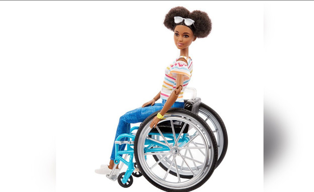 יצרנית ברבי השיקה בובות על כיסא גלגלים  