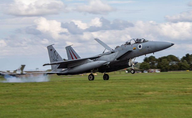 מטוס חיל האוויר נוחת בבריטניה (צילום: RAFWaddington@Facebook)