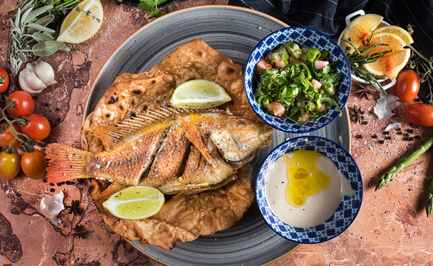 דג ופיתה מטוגנת עם טאבולה וטחינה  (צילום: יעל יצחקי, מאסטר שף)
