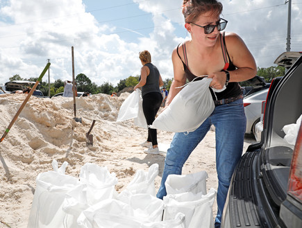 תושבים נערכים להוריקן דוריאן בפלורידה (צילום: רויטרס_)