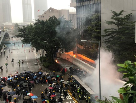 בקבוקי תבערה נזרקו על בניין הממשלה בהונג קונג (צילום: cnn)