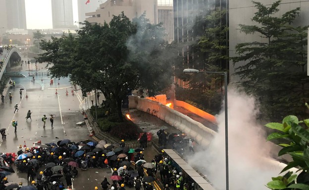 בקבוקי תבערה נזרקו על בניין הממשלה בהונג קונג (צילום: cnn)