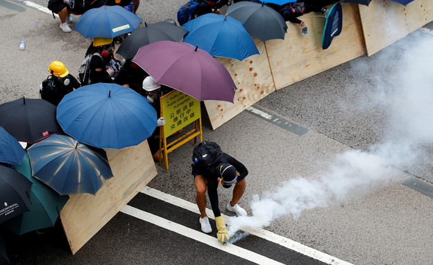 המשטרה יורה גז מדמיע לעבר המפגינים (צילום: רויטרס)