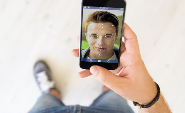אפליקציה לזיהוי פנים (צילום:  shutterstock By Georgejmclittle)