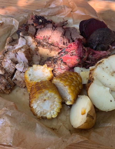 צלחת בשרים וירקות במעושן - פסטרמה, אסאדו ובריסקט