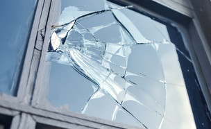 חלון שבור אילוסטרציה (צילום: shutterstock, Nadezda Barkova)