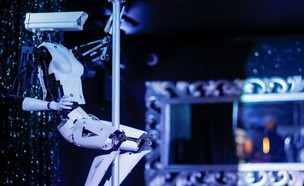רובוטים חשפנים במועדון בצרפת (צילום: skynews)