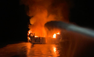 אש שפרצה בספינה סמוך לחופי סנטה קרוז, קליפורניה (צילום: CNN)