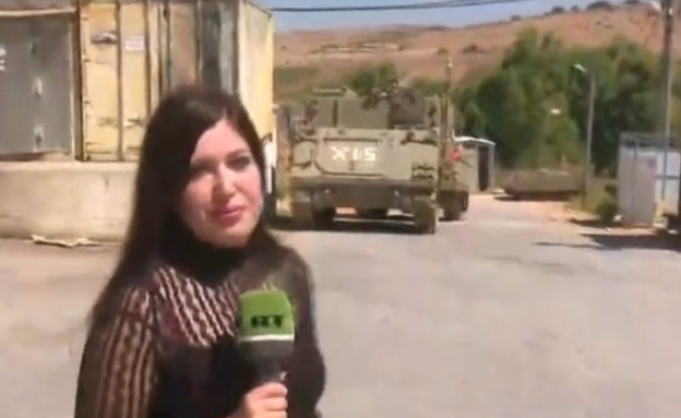 כתבת מסיירת בבבסיס צבאי נטוש (צילום: RT Arabic)