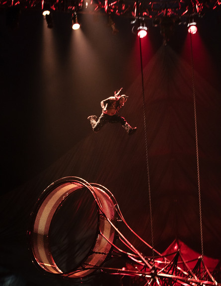 סירק דה סוליי (צילום: Photos: Matt Beard Costumes: Marie-Chantale Vaillancourt ©2012 Cirque du Soleil)