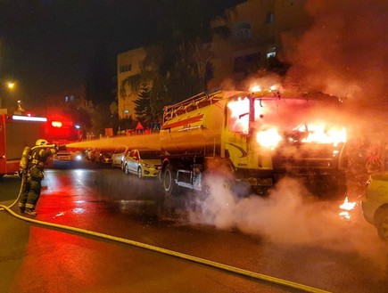הצתת מכלית דלק סמוך לבתי תושבים בירושלים (צילום: אריק אבולוף, תיעוד מבצעי כבאות והצלה, נגב)