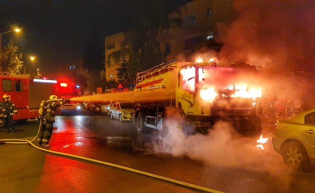 הצתת מכלית דלק סמוך לבתי תושבים בירושלים (צילום: אריק אבולוף, תיעוד מבצעי כבאות והצלה, נגב)