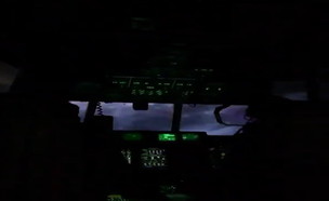 לוכדי ההוריקן של חיל האוויר האמריקני בלב ההוריקן ד (צילום: CNN)