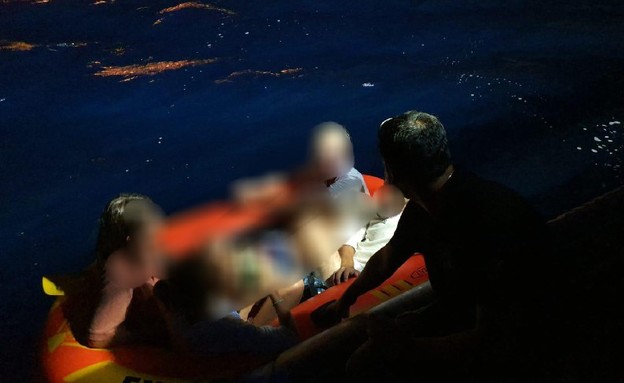 כוחות השיטור הימי שהבחינו בתיירים חילצו אותם (צילום: דוברות המשטרה)
