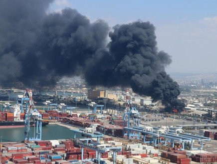 שרפה במפעל שמן בנמל חיפה (צילום: אילן מלסטר)