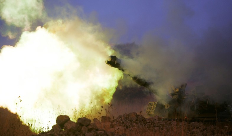 טנק בהפגזה (צילום: David Silverman/Getty Images)