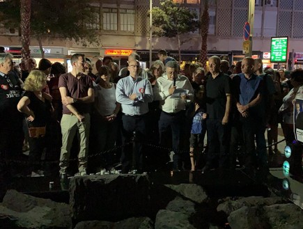  עמיר פרץ בכיכר רבין במחאה על דברי יאיר נתניהו (צילום: דוברות העבודה-גשר)