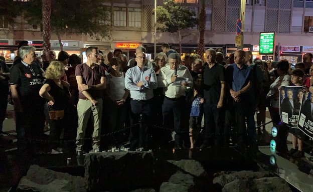  עמיר פרץ בכיכר רבין במחאה על דברי יאיר נתניהו (צילום: דוברות העבודה-גשר)
