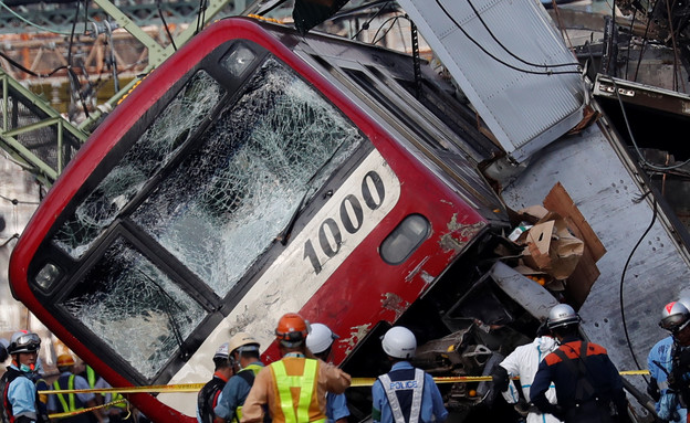 רכבת שהתהפכה ליד טוקיו בסופת הטייפון  (צילום: רויטרס)