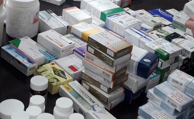 רופא מהדרום חשוד בהברחת תרופות מסוכנות לחו"ל עם בנ (צילום: רשות המיסים)