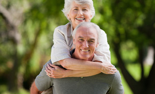 זוג מבוגרים שמחים (צילום:  wavebreakmedia, shutterstock)