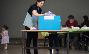 בחירות לכנסת: אישה וילד מצביעים בקלפי (צילום: פלאש/90 )