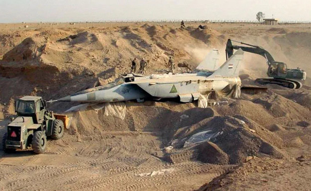 מטוסי עיראק שנקברו בחול (צילום: US AIR FORCE)