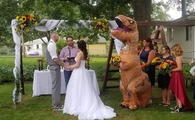 T-Rex wedding (צילום: Facebook)