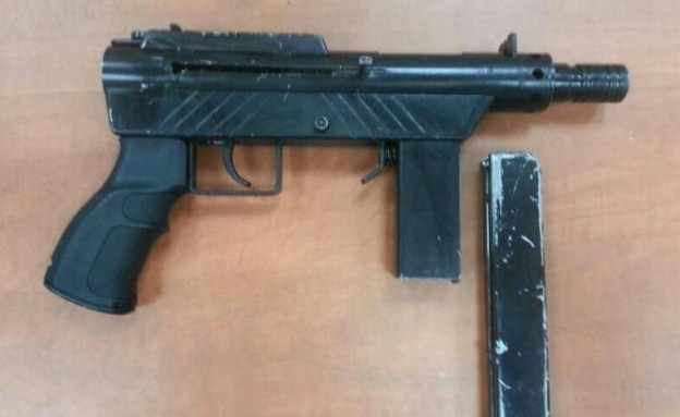 רובה מאולתר שנמצא אצל נער בן 15 (צילום: דוברות המשטרה)