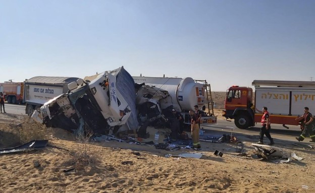 תאונת בין שתי משאיות בדימונה (צילום: תיעוד מבצעי, תיעוד מבצעי כבאות)