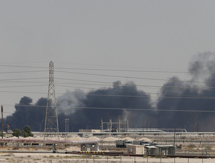 שריפה במפעלי נפט בערב הסעודית (צילום: רויטרס_)
