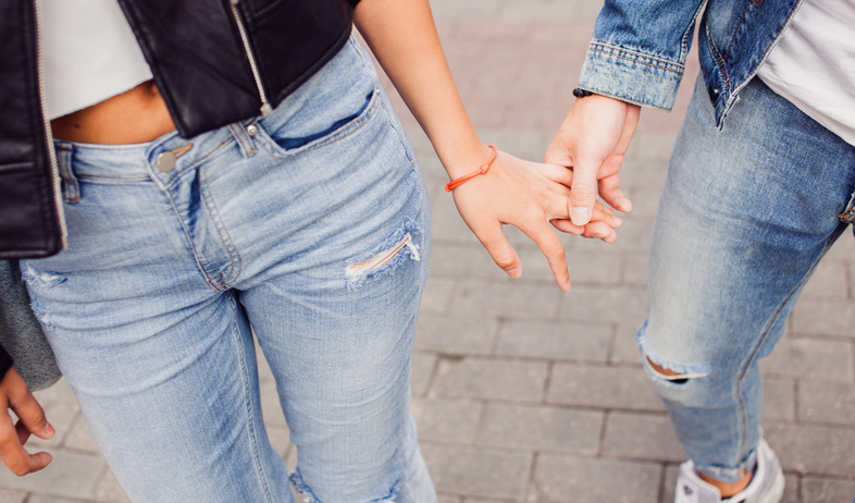 זוג מחזיק ידיים (צילום:  sergey causelove, shutterstock)