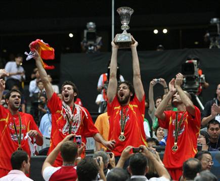 אז, הקורבן היתה יוון. ספרד מניפה גביע ב-2006 (getty) (צילום: ספורט 5)