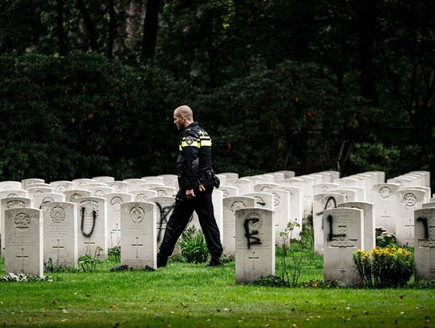השחתת בית קברות בהולנד (צילום: skynews)
