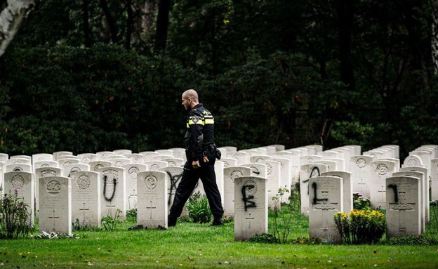 השחתת בית קברות בהולנד (צילום: skynews)